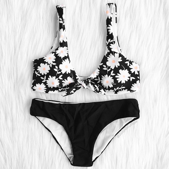 Daisys Boutique Other - ❤️SALE❤️ black & white daisy knot front bikini set